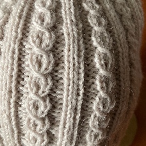 Csavart mintájú női kötött sapka - Meska.hu