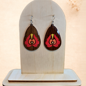 Kézzel készült diófa fülbevaló � magyar népi tulipán motívummal., Ékszer, Fülbevaló, Lógó csepp fülbevaló, Ékszerkészítés, Famegmunkálás, MESKA
