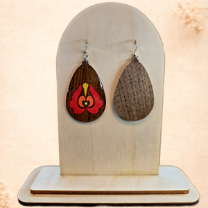 Kézzel készült diófa fülbevaló � magyar népi tulipán motívummal. - ékszer - fülbevaló - lógó csepp fülbevaló - Meska.hu