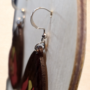 Kézzel készült diófa fülbevaló � magyar népi tulipán motívummal. - ékszer - fülbevaló - lógó csepp fülbevaló - Meska.hu