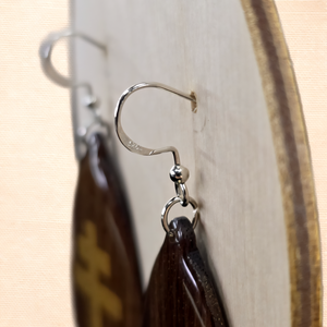 Arany kereszt motívumos diófa fülbevaló - ékszer - fülbevaló - lógó csepp fülbevaló - Meska.hu