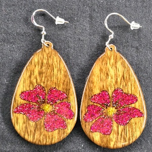 Bordó Virág � csillámos virágos fa fülbevaló, Ékszer, Fülbevaló, Lógó csepp fülbevaló, Ékszerkészítés, Famegmunkálás, MESKA