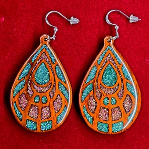 Csillámos Csepp – Rózsafa, Ékszer, Fülbevaló, Lógó csepp fülbevaló, Ékszerkészítés, Famegmunkálás, Kézzel készült, különleges rózsafa csepp fülbevaló, csillámos mandala mintával.

Teljes hossza-6,5c..., MESKA