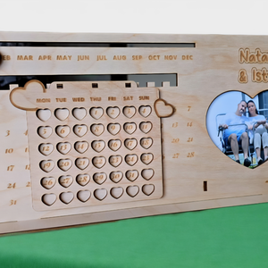 Egyedi, gravírozott fa öröknaptár fényképpel � személyre szabható ajándék, Otthon & Életmód, Konyhafelszerelés, tálalás, Konyhai dekoráció, Konyhai dísz, Famegmunkálás, MESKA