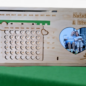 Egyedi, gravírozott fa öröknaptár fényképpel � személyre szabható ajándék - otthon & életmód - konyhafelszerelés, tálalás - konyhai dekoráció - konyhai dísz - Meska.hu