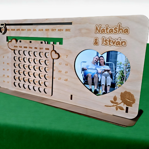 Egyedi, gravírozott fa öröknaptár fényképpel � személyre szabható ajándék - otthon & életmód - konyhafelszerelés, tálalás - konyhai dekoráció - konyhai dísz - Meska.hu