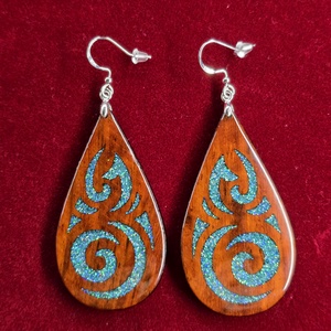 Rózsafa fülbevaló spirálmintával, ezüst akasztóval - Meska.hu