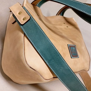 Kisebb mindentbele táska - drapp - Meska.hu