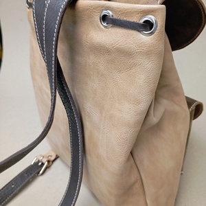 Pici drapp hátizsák egy kis barnával - táska & tok - hátizsák - hátizsák - Meska.hu