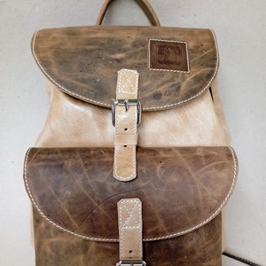 Pici drapp hátizsák egy kis barnával - táska & tok - hátizsák - hátizsák - Meska.hu