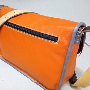 Kisebb kapkodó táska akár bringázni_narancs - táska & tok - kézitáska & válltáska - vállon átvethető táska - Meska.hu