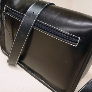 Kisebb kapkodó táska akár bringázni_fekete - táska & tok - kézitáska & válltáska - vállon átvethető táska - Meska.hu