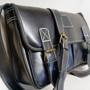 Kisebb kapkodó táska akár bringázni_fekete, Táska & Tok, Kézitáska & válltáska, Vállon átvethető táska, Bőrművesség, MESKA