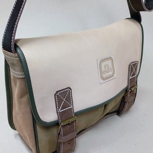 Kisebb kapkodó táska akár bringázni_barnák - táska & tok - kézitáska & válltáska - vállon átvethető táska - Meska.hu