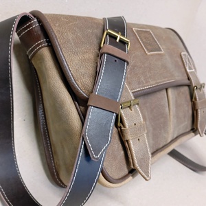 Kisebb kapkodó táska akár bringázni_mogyoró - Meska.hu