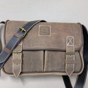 Kisebb kapkodó táska akár bringázni_mogyoró - táska & tok - kézitáska & válltáska - vállon átvethető táska - Meska.hu