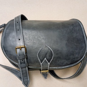 Vadásztáska szürkésfekete marhabőrből - táska & tok - kézitáska & válltáska - vállon átvethető táska - Meska.hu