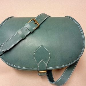 Vadásztáska olajzöld marhabőrből - táska & tok - kézitáska & válltáska - vállon átvethető táska - Meska.hu