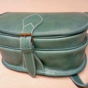 Vadásztáska olajzöld marhabőrből - táska & tok - kézitáska & válltáska - vállon átvethető táska - Meska.hu