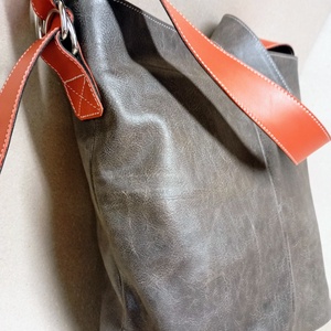 Elegáns válltáska_szürke narancssárgával - Meska.hu