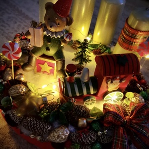 Világító retro mackó adventi koszorú, karácsonyi asztaldísz  - karácsony - adventi díszek - adventi koszorú - Meska.hu
