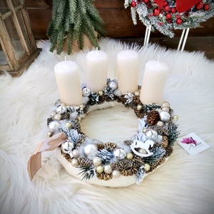 Fehér ezüst adventi koszorú, karácsonyi asztaldísz - karácsony - adventi díszek - adventi koszorú - Meska.hu