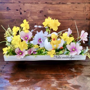 Nárcisz dekoráció, Tavaszi asztaldísz, húsvéti kosár dekoráció, pillangóvirág dekor - ünnepi díszek, dekorációk - húsvéti díszek és dekorációk - húsvéti virágos díszek - Meska.hu