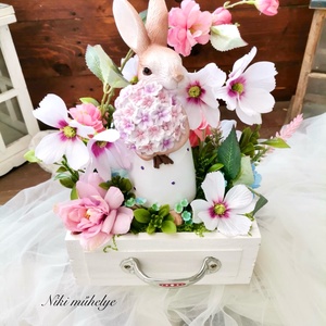 Fiókos nyuszi dekoráció, Tavaszi asztaldísz, húsvéti kosár dekoráció, pillangóvirág fiók dekor - ünnepi díszek, dekorációk - húsvéti díszek és dekorációk - húsvéti virágos díszek - Meska.hu