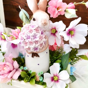 Fiókos nyuszi dekoráció, Tavaszi asztaldísz, húsvéti kosár dekoráció, pillangóvirág fiók dekor - ünnepi díszek, dekorációk - húsvéti díszek és dekorációk - húsvéti virágos díszek - Meska.hu