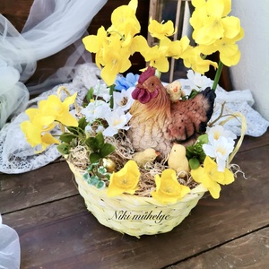 Csibe, nárcisz dekoráció, Tavaszi asztaldísz, húsvéti kosár dekoráció, kosár - ünnepi díszek, dekorációk - húsvéti díszek és dekorációk - húsvéti virágos díszek - Meska.hu
