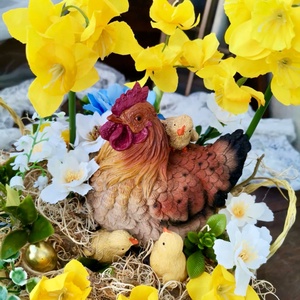 Csibe, nárcisz dekoráció, Tavaszi asztaldísz, húsvéti kosár dekoráció, kosár - ünnepi díszek, dekorációk - húsvéti díszek és dekorációk - húsvéti virágos díszek - Meska.hu