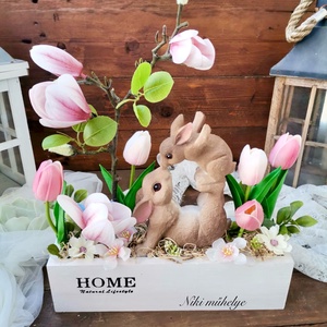 Magnólia tulipán dekoráció, Tavaszi asztaldísz, húsvéti láda dekoráció, dekor - ünnepi díszek, dekorációk - húsvéti díszek és dekorációk - húsvéti virágos díszek - Meska.hu