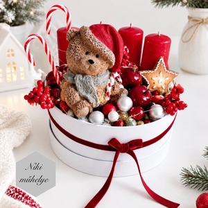 Világító adventi box, mackó adventi dísz, adventi koszorú, asztaldísz (led világítással) , Karácsony, Adventi díszek, Adventi koszorú, Mindenmás, Dobozba zárt szeretet! Hagyományos színekbe készült adventi Mackó box. A doboz átmérője 20 cm. A vi..., MESKA