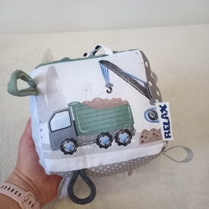 Zöld munkagépek Minky Címke kocka / Babakocka, Játék & Sport, 3 éves kor alattiaknak, Babakocka, Varrás, MESKA
