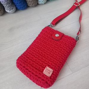 Tűzpiros/Piros horgolt mobil-táska - bőr táskapánttal - táska & tok - kézitáska & válltáska - vállon átvethető táska - Meska.hu