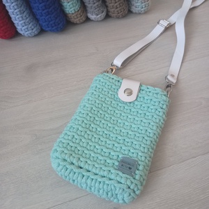 Mentazöld/Fehér horgolt mobil-táska - bőr táskapánttal - táska & tok - kézitáska & válltáska - vállon átvethető táska - Meska.hu