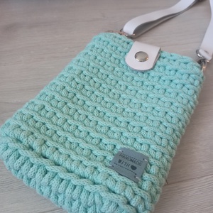 Mentazöld/Fehér horgolt mobil-táska - bőr táskapánttal - táska & tok - kézitáska & válltáska - vállon átvethető táska - Meska.hu