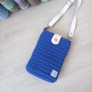 Királykék/Fehér horgolt mobil-táska - bőr táskapánttal, Táska & Tok, Kézitáska & válltáska, Vállon átvethető táska, Horgolás, MESKA