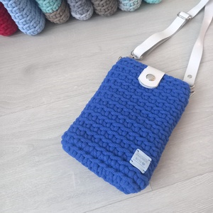 Királykék/Fehér horgolt mobil-táska - bőr táskapánttal - táska & tok - kézitáska & válltáska - vállon átvethető táska - Meska.hu