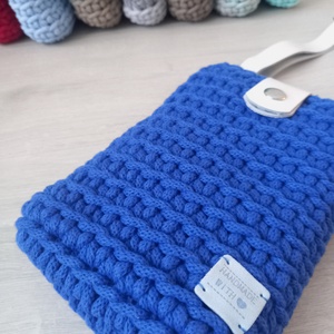 Királykék/Fehér horgolt mobil-táska - bőr táskapánttal - táska & tok - kézitáska & válltáska - vállon átvethető táska - Meska.hu