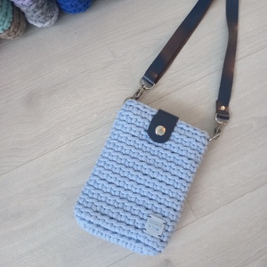 Világoskék/Sötétkék horgolt mobil-táska - bőr táskapánttal, Táska & Tok, Kézitáska & válltáska, Vállon átvethető táska, Horgolás, MESKA