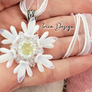 Hófehér Amira Hópihe Medál Nyaklánccal, Ékszer, Nyaklánc, Medálos nyaklánc, Gyöngyfűzés, gyöngyhímzés, Ékszerkészítés, MESKA