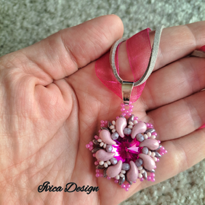 Amarillisz Medál Nyaklánccal, Ékszer, Nyaklánc, Medálos nyaklánc, Ékszerkészítés, Gyöngyfűzés, gyöngyhímzés, MESKA