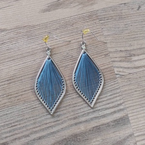 ?  Fülbevaló - Kézzel szőtt cérnás, kék színben, levél forma keretben, Ékszer, Fülbevaló, Lógó fülbevaló, Ékszerkészítés, MESKA