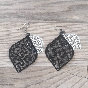 �� Fülbevaló - Geometrikus fekete�fehér lézervágott, rétegelt design - ékszer - fülbevaló - lógó fülbevaló - Meska.hu
