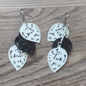 ��Fülbevaló - Fekete�fehér levél mintás, rétegelt lézervágott - ékszer - fülbevaló - lógó fülbevaló - Meska.hu