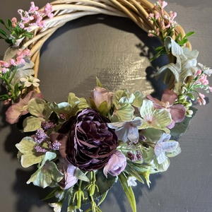 ? Természetes hatású tavaszi koszorú � zöldes-lilás virágkompozíció, Otthon & Életmód, Dekoráció, Ajtó- és ablak dekoráció, Ajtódísz & Kopogtató, , MESKA