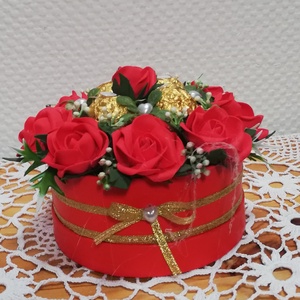 Virágos doboz bonbonnal, Otthon & Életmód, Dekoráció, Asztal és polc dekoráció, Díszdoboz, Mindenmás, Virágkötés, MESKA