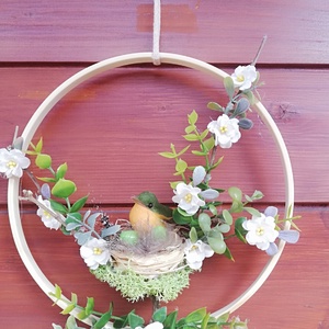 Tavaszi ajtódísz madárkával, Ünnepi díszek, dekorációk, Húsvéti díszek és dekorációk, Húsvéti ablakdíszek, Mindenmás, Virágkötés, Az ajtódísz alapja egy 20 cm átmérőjű natú fa karika. A keretbe szabálytalan alakú természetes faág..., MESKA