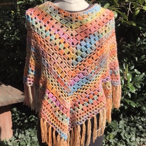 Játék horgolt poncsó  - ruha & divat - női ruha - poncsó - Meska.hu